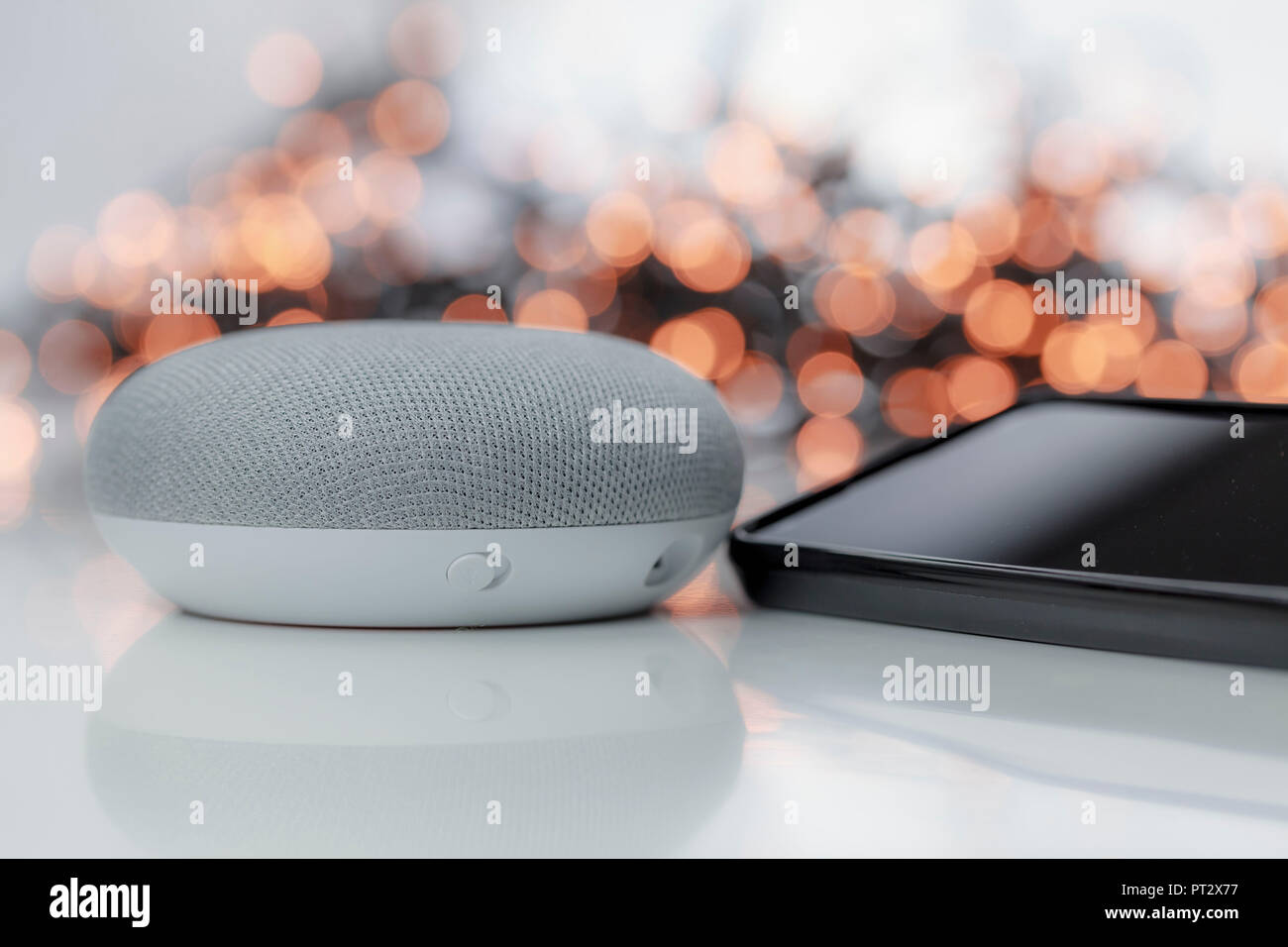 Home automation: Smart Speaker con Controllo Vocale contro lo sfondo di Natale. Foto Stock