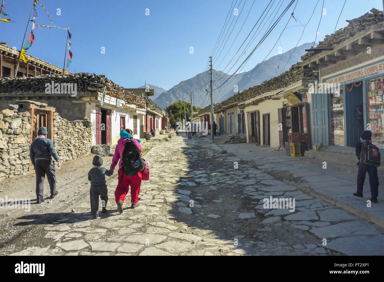 Il Nepal, l'Himalaya, Circuito di Annapurna, Mustang distretto, Jomsom, gli abitanti di un villaggio, Foto Stock