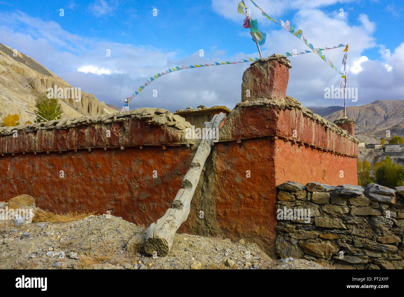 Il Nepal, l'Himalaya, Mustang distretto, Annapurna circuito, Mustang Superiore Trek, Kali Gandaki, Valley, Stadio Lo Manthang - Yara, edificio, scaletta, Log, Foto Stock