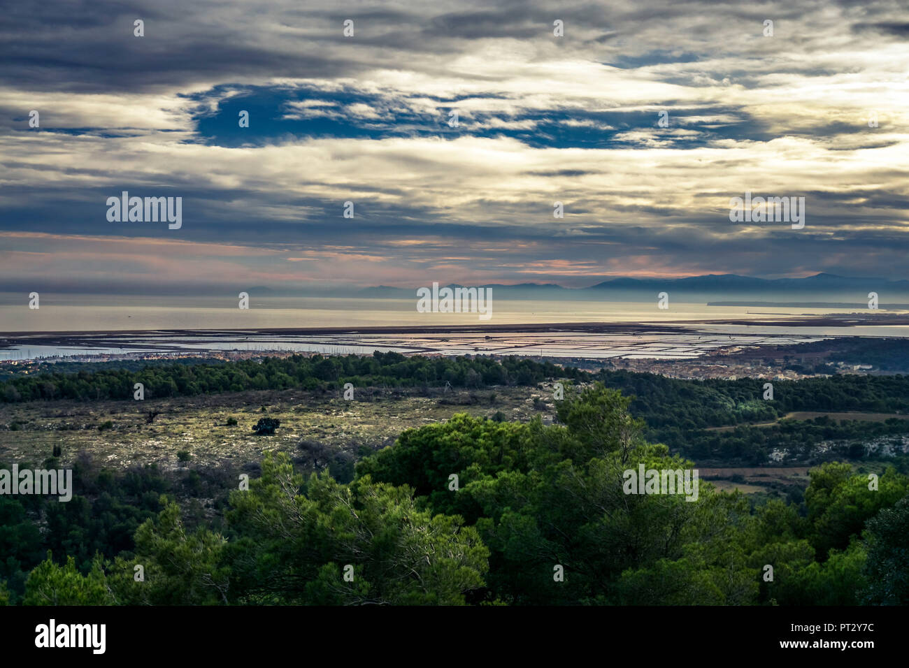 Vista di Gruissan e la soluzione salina, Le salin de I'le Saint-Martin, delle montagne e del Mare Mediterraneo Foto Stock