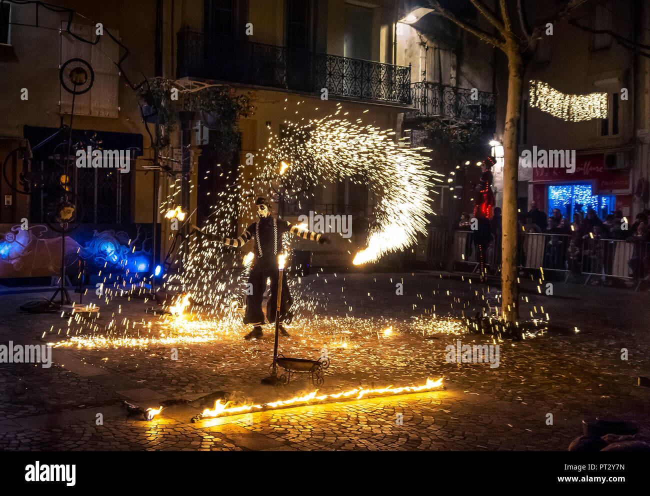 Festa di Natale con il fuoco giocoliere sulla piazza del mercato Foto Stock