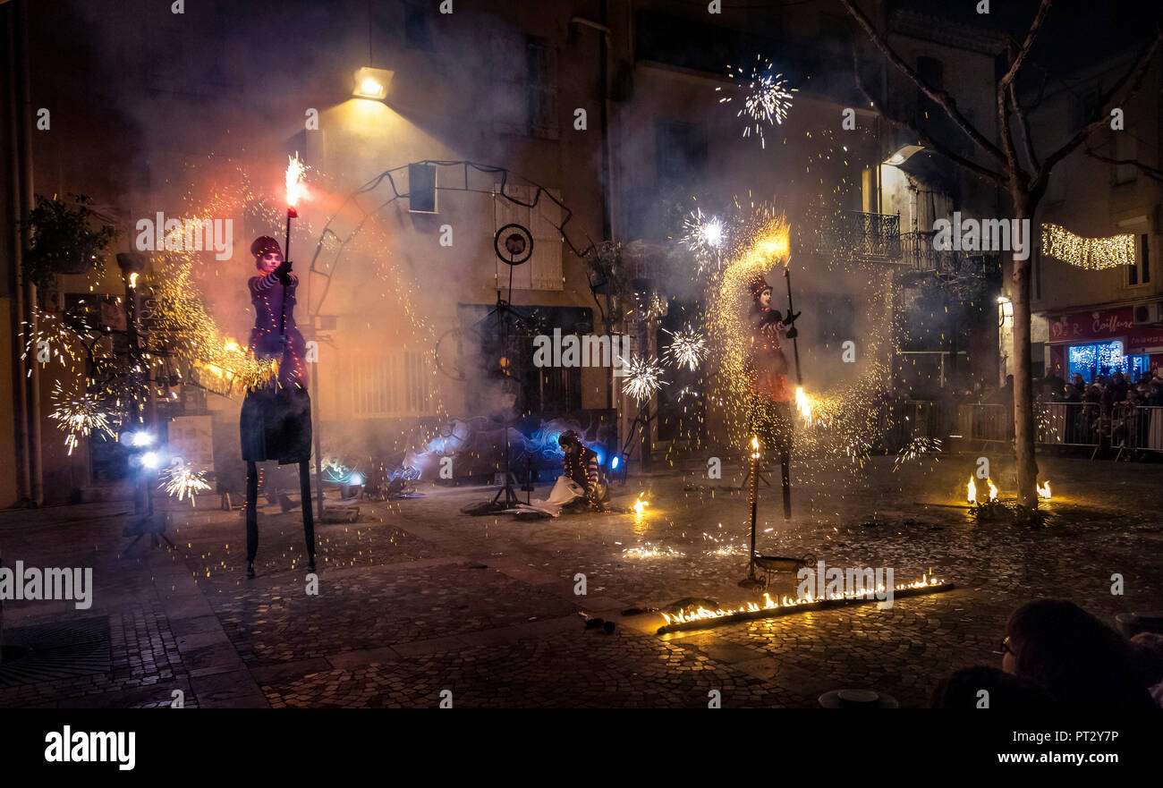 Festa di Natale con il fuoco giocoliere sulla piazza del mercato Foto Stock
