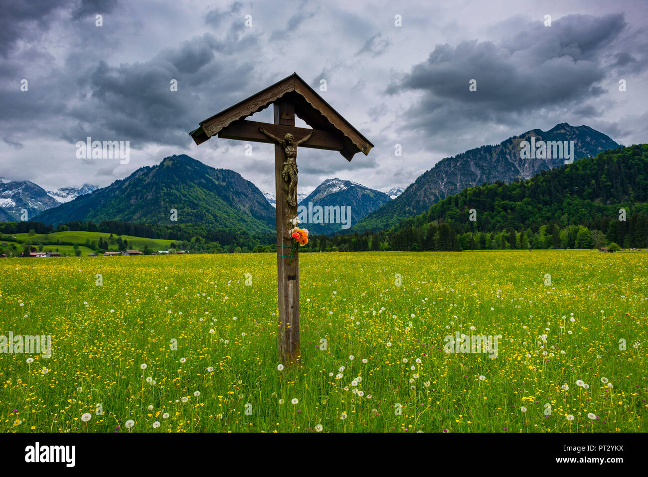 Campo Croce con Cristo la figura, Lorettowiesen vicino a Oberstdorf, Algovia Alpi, Algovia, Baviera, Germania, Europa Foto Stock