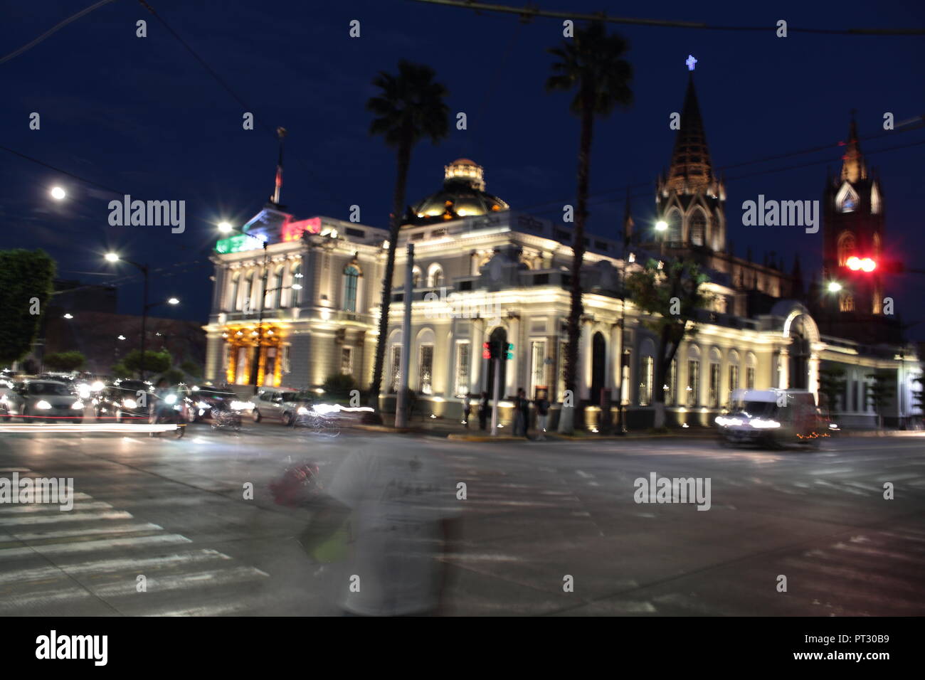 Foto nocturna tomada en la ezquina de avenida Vallarta y avenida Enrique Diaz de León en Guadalajara en donde se ve la antigua Universidad de guadalaj Foto Stock