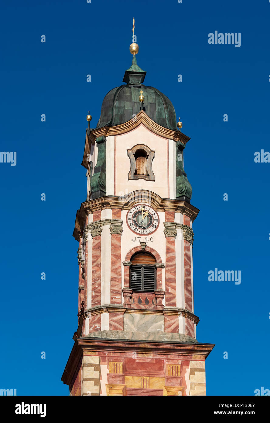 Chiesa parrocchiale di San Pietro e Paolo, cielo blu, Mittenwald, Werdenfelser Land, Alta Baviera, Baviera, Germania Foto Stock