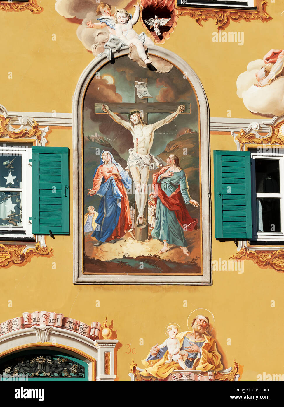 Murale di Gesù crocifisso sulla facciata, Mittenwald, Werdenfelser Land, Alta Baviera, Baviera, Germania Foto Stock