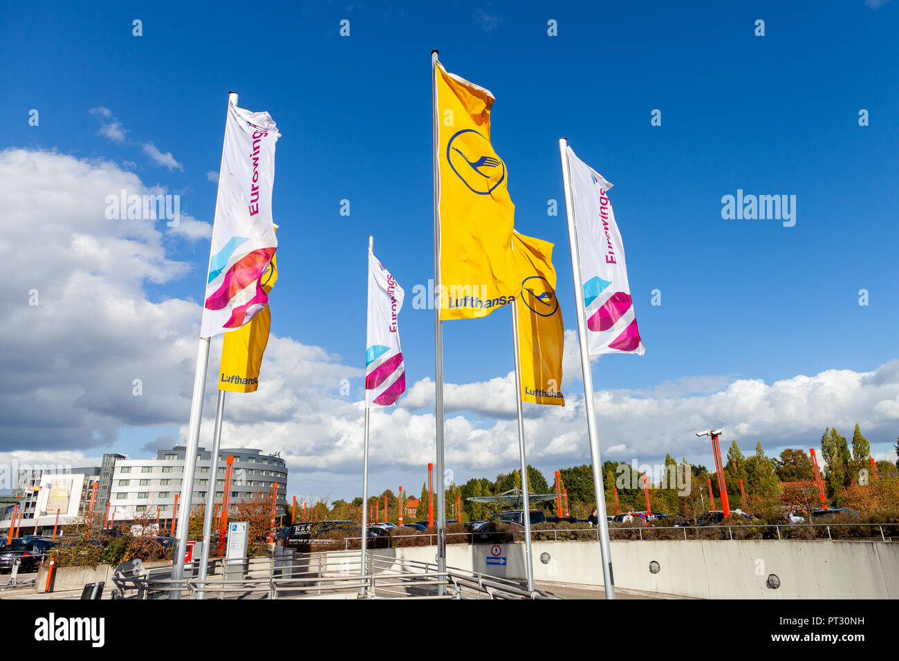 Amburgo / Germania - 28 settembre 2018: Bandiere del tedesco Lufthansa e Eurowings al aeroporto di Amburgo Foto Stock