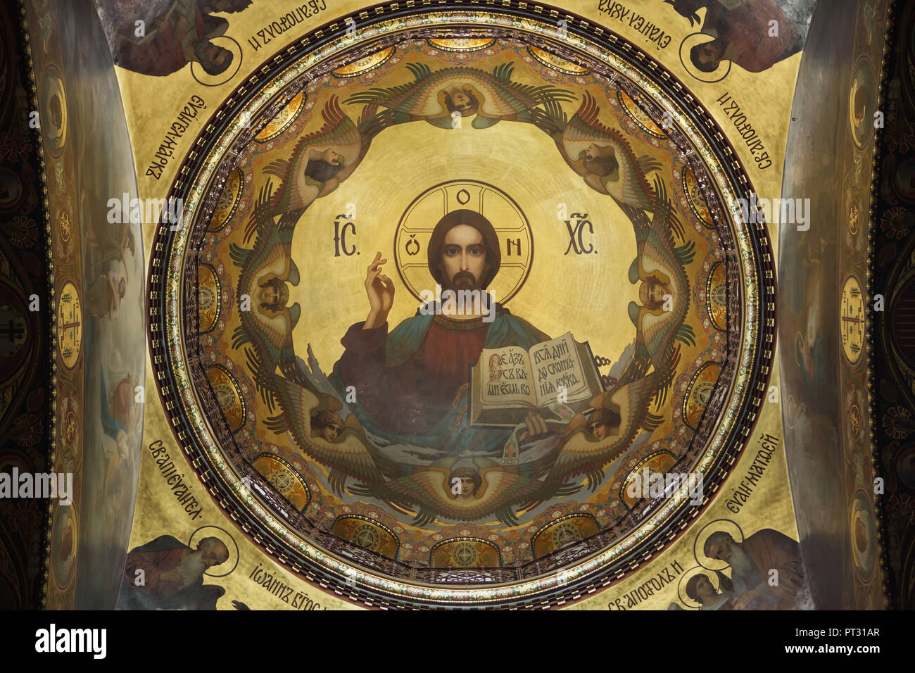 Gesù Cristo raffigurato nella pittura murale all'interno della cupola della chiesa della Dormizione sulla isola Vasilievsky a San Pietroburgo, Russia. La chiesa progettata da architetto russo Vasily Kosyakov murale con dipinti di pittori russi Nikolay Strunnikov e altri, è stata costruita nel 1895-1903. Foto Stock