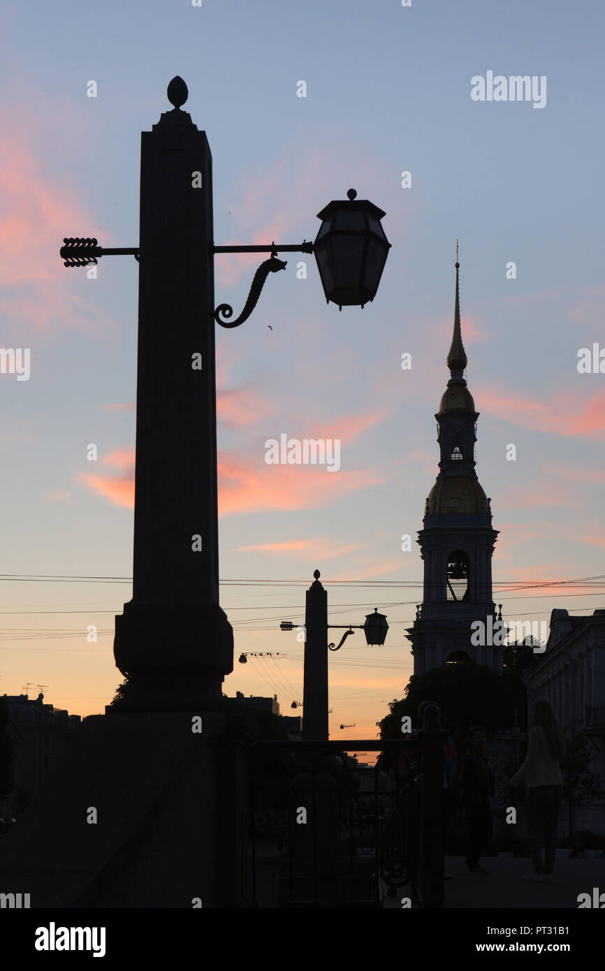 Saint Nicholas Cattedrale navale progettato dal russo architetto barocco Savva Chevakinsky (1753-1762) e il ponte sul Griboyedov Canal a San Pietroburgo, Russia, nella foto al tramonto. Foto Stock