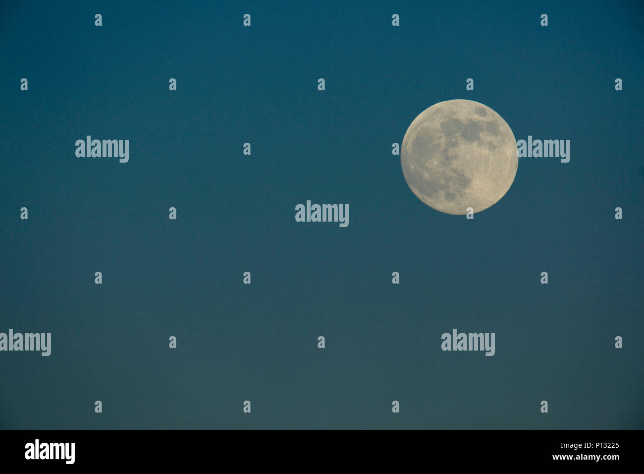 Luna piena nel cielo invernale, close-up Foto Stock