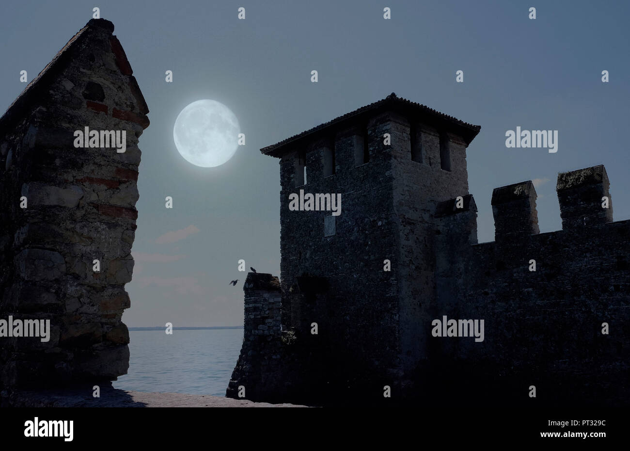 Castello di Sirmione, luna piena, il Lago di Garda, fortezza Foto Stock