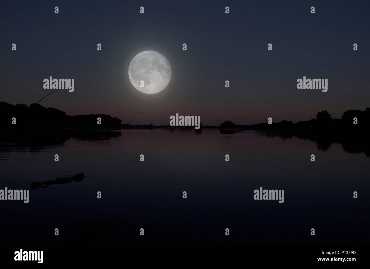 Luna piena sopra il fiume Oder, Brandeburgo, Germania Foto Stock