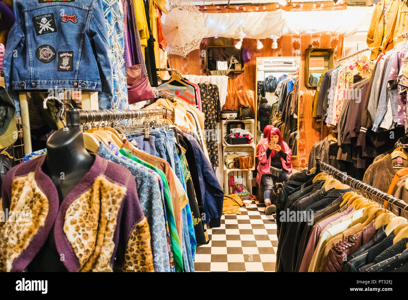 Inghilterra, Londra, Shoreditch, Brick Lane, Vintage negozio di abbigliamento Foto Stock