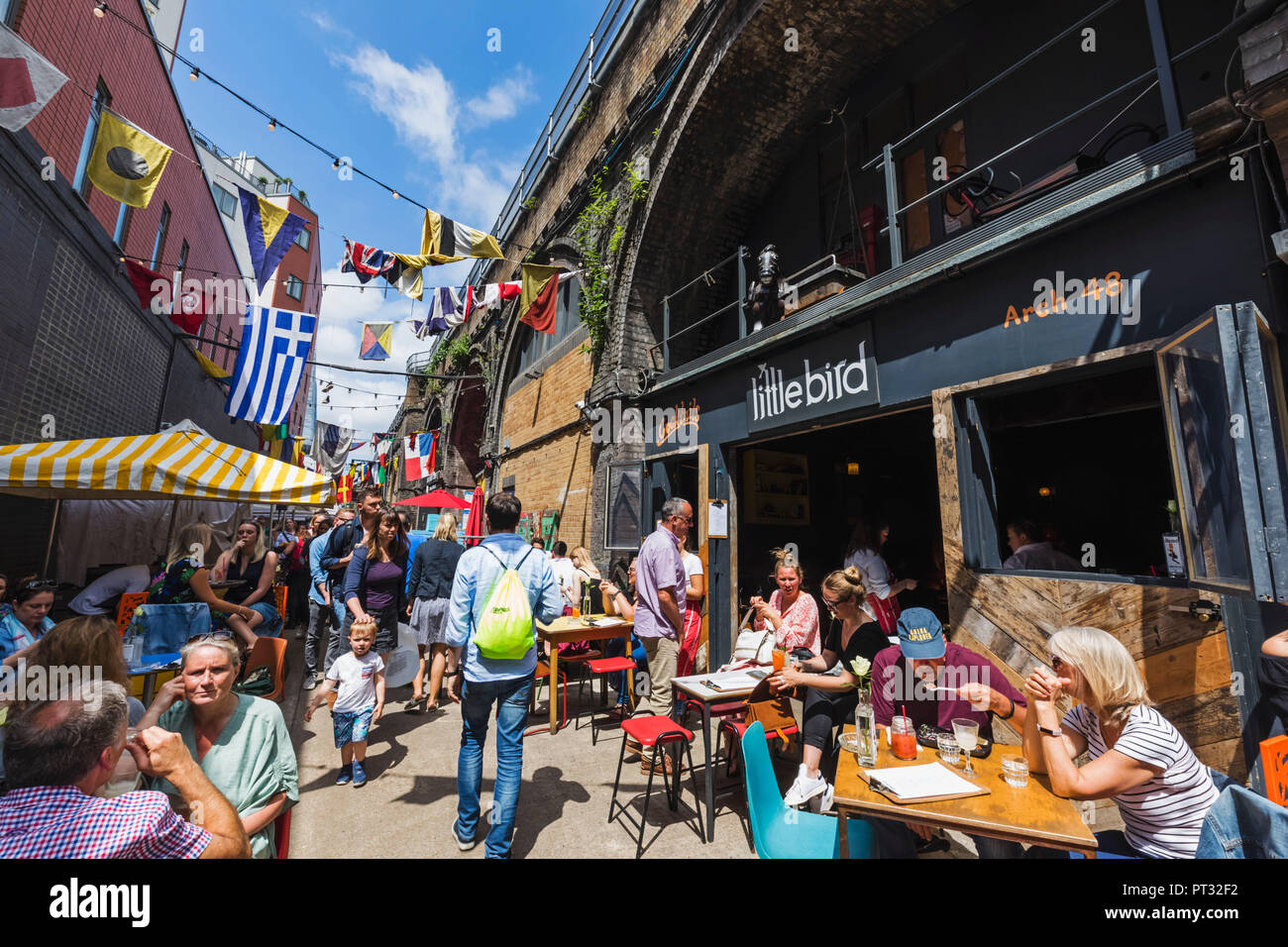 Inghilterra, Londra, Bermondsey, Maltby Street Market, persone pasti fuori Foto Stock