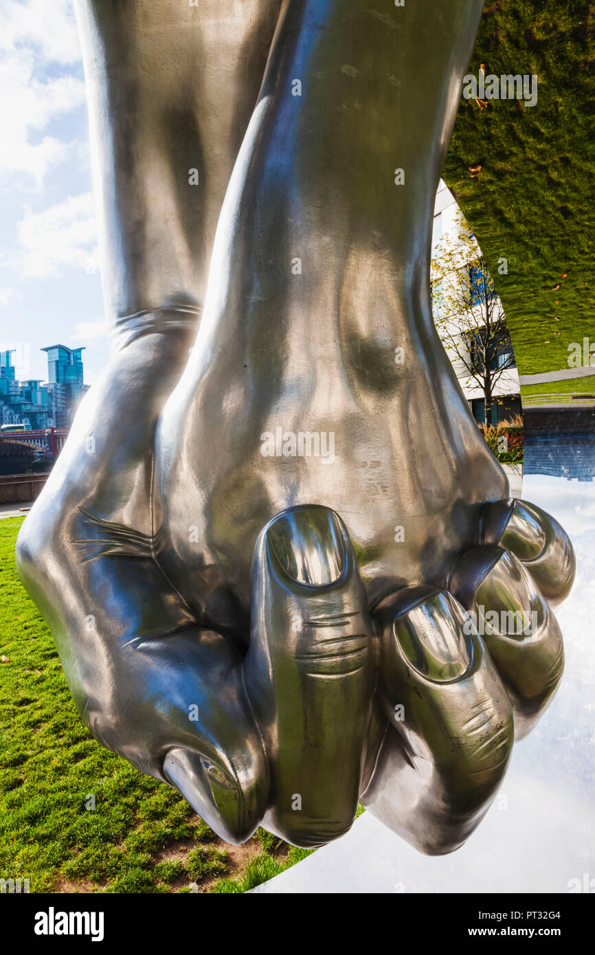 Inghilterra, London, Westminster, Millbank, Riverside Walk Gardens, scultura intitolata 'amore' di Lorenzo Quinn Foto Stock