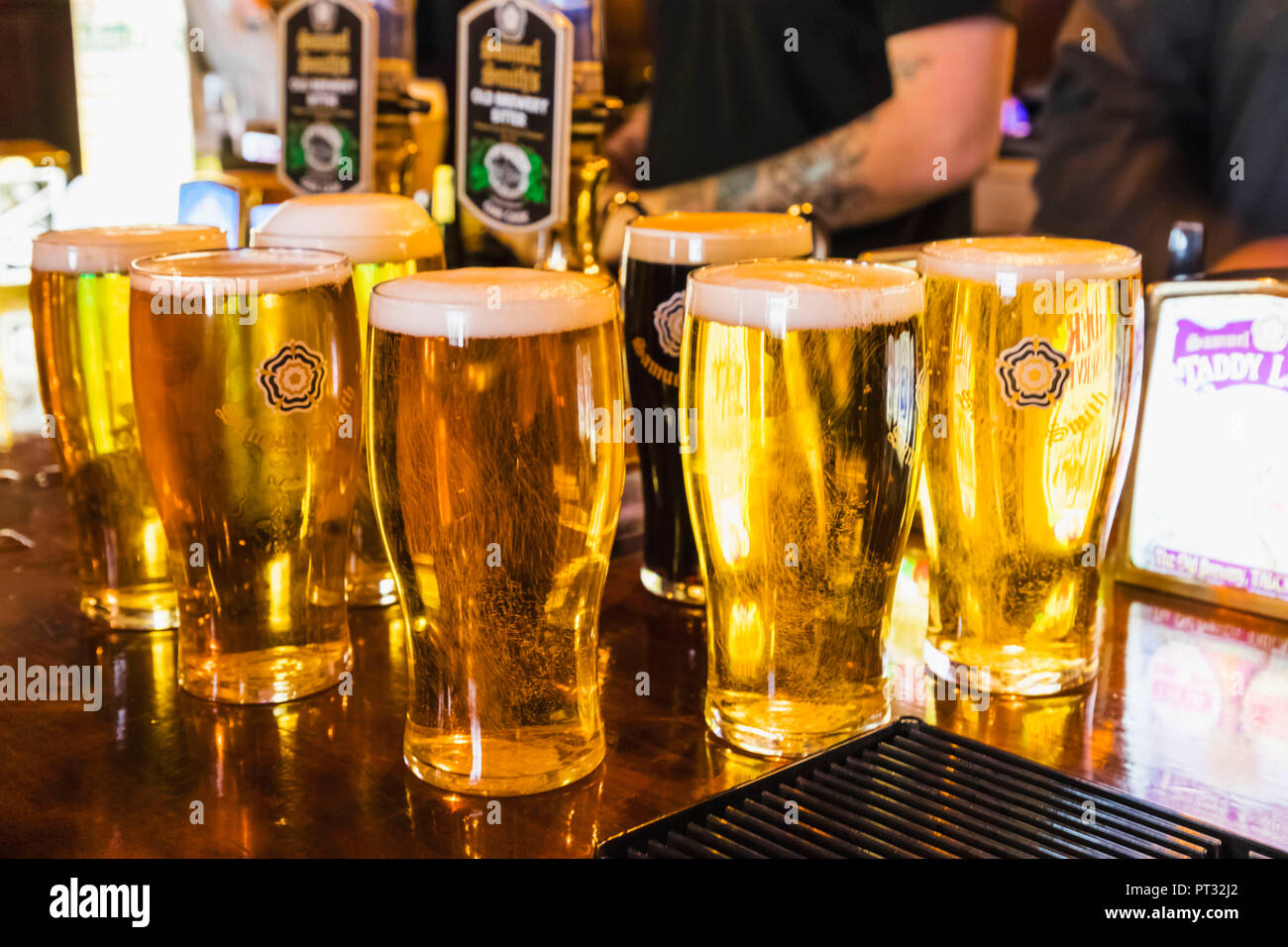 Inghilterra, Londra, Southwark, ancoraggio tocca Pub pinte di birra Foto Stock