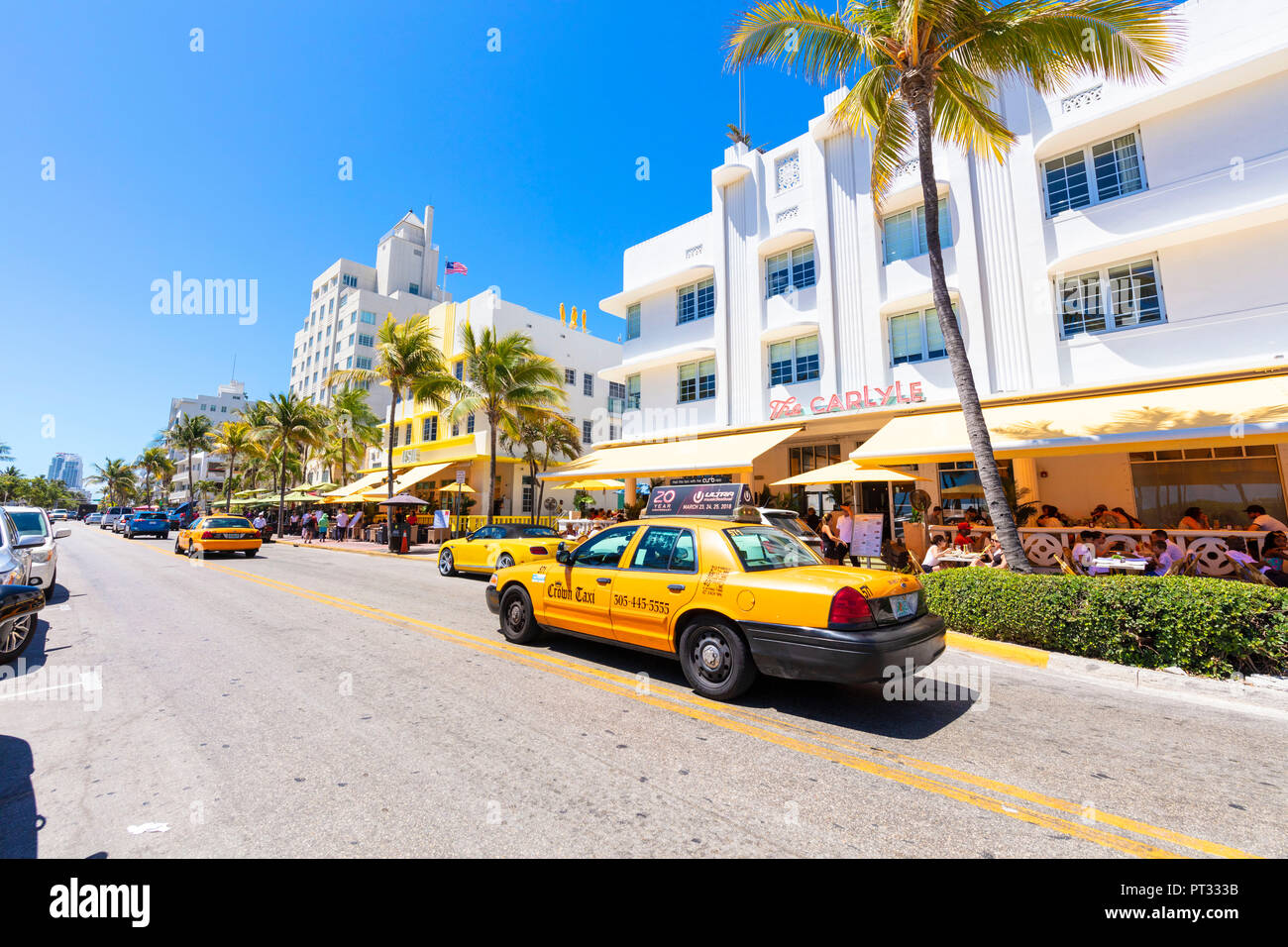 Giallo taxi, Ocean Drive, Miami Beach, Florida, Stati Uniti d'America, America del Nord Foto Stock