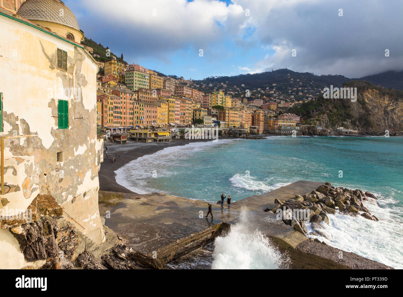 Il pittoresco villaggio di Camogli visto dal S, Maria Assunta la chiesa, Camogli, Golfo Paradiso, Portofino National Park, la provincia di Genova, liguria, Italy Foto Stock