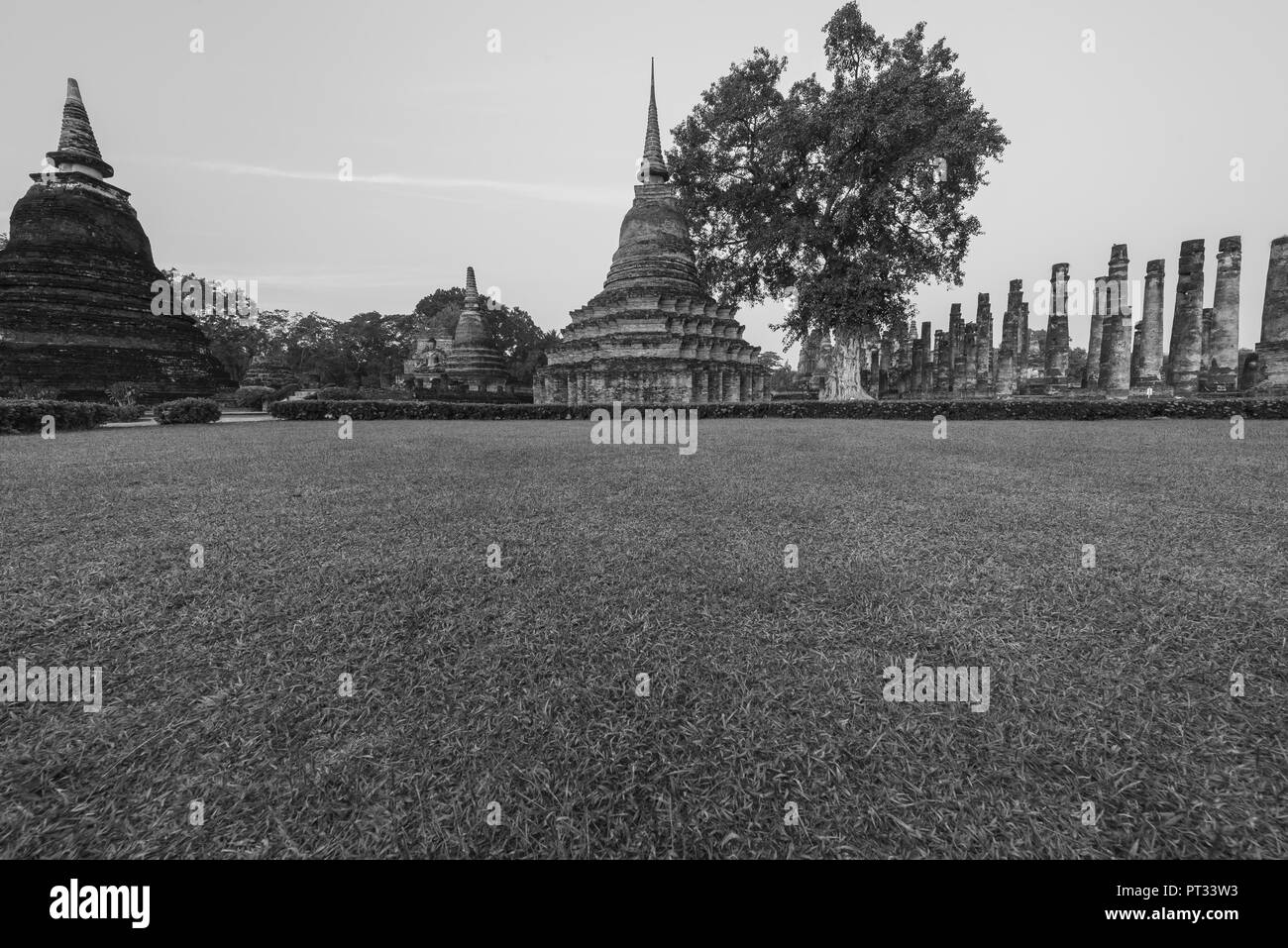 La rovina del tempio antico di Sukhothai historical park, provincia di Sukhothai, Thailandia Foto Stock