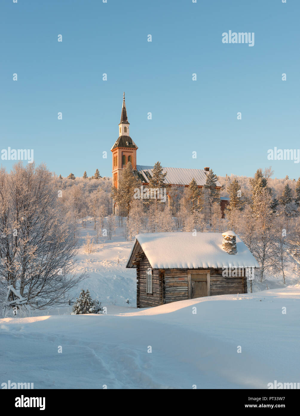 Chiesa di Utsjoki e uno dei numerosi rifugi di chiesa costruita nel 1850s. Utsjoki Finlandia Foto Stock