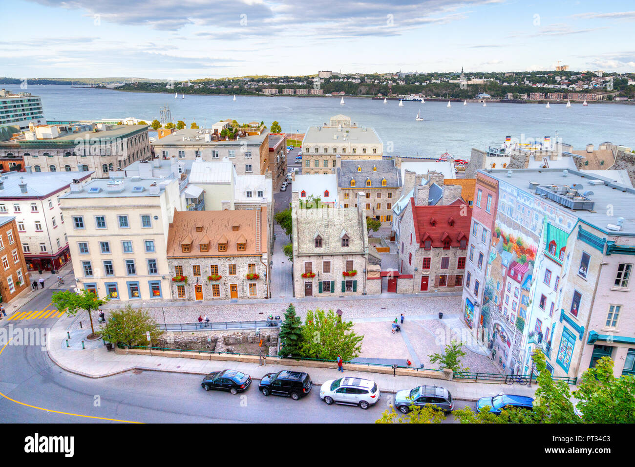 La città di Quebec, Canada - 21 AGO 2012: vista aerea di Place Royal vista del Parc de la Cetiere presso Old Quebec city con il famoso Quebec affresco murale (Fresque Foto Stock