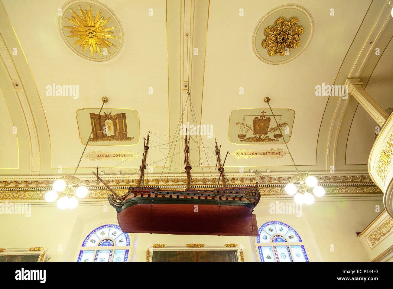 La città di Quebec, Canada - 21 AGO 2012: una replica della nave storica Brézé sospende dal soffitto del famoso Notre Dame des Victoires (Nostra Signora Foto Stock