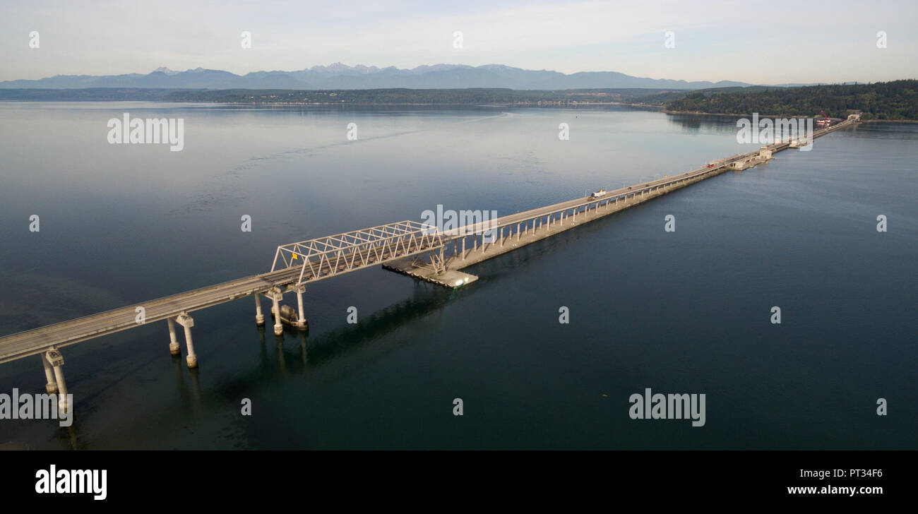 Blue Skies over Puget Sound e Squamish Harbour nello Stato di Washington nel canale del cofano Foto Stock