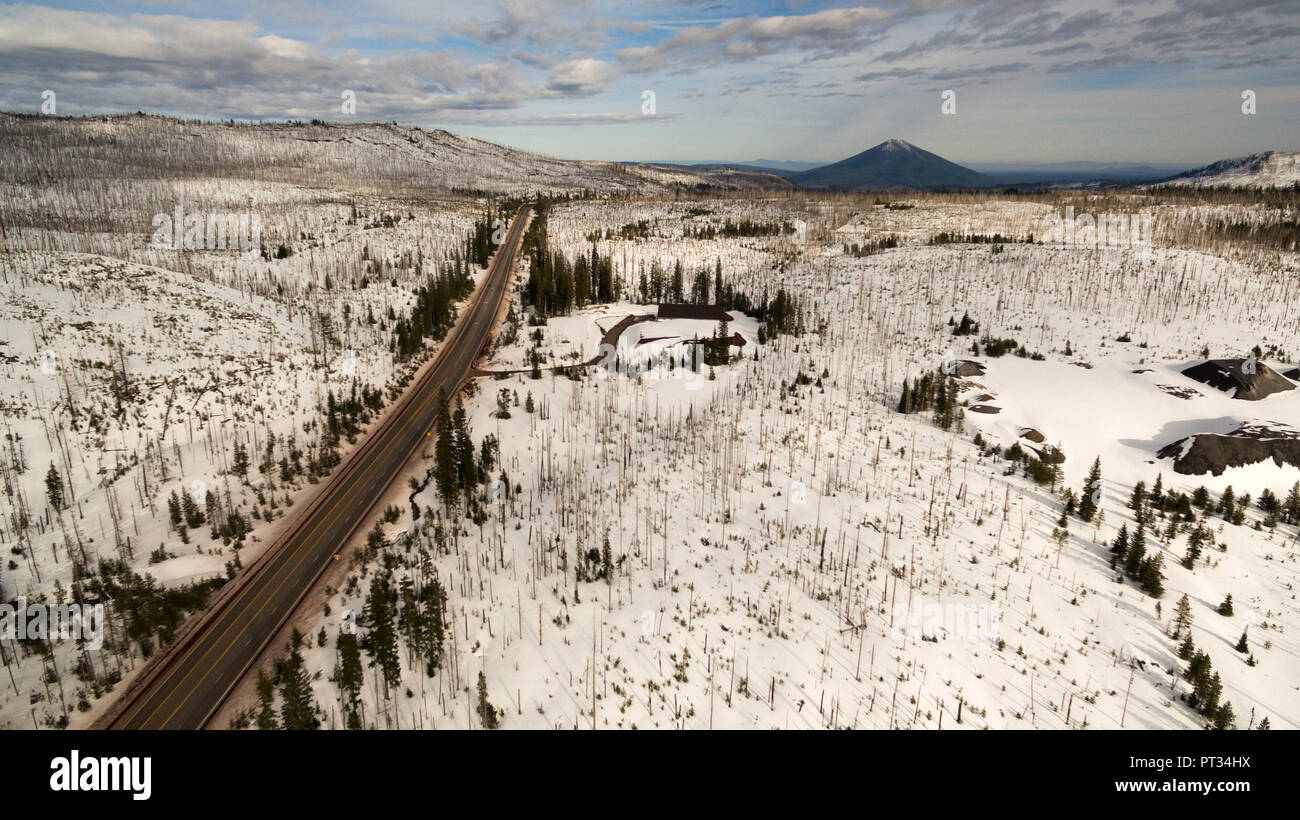 In inverno la neve copre il terreno attorno a Oregon highway 20 guidato al nero Butte Mountain Foto Stock