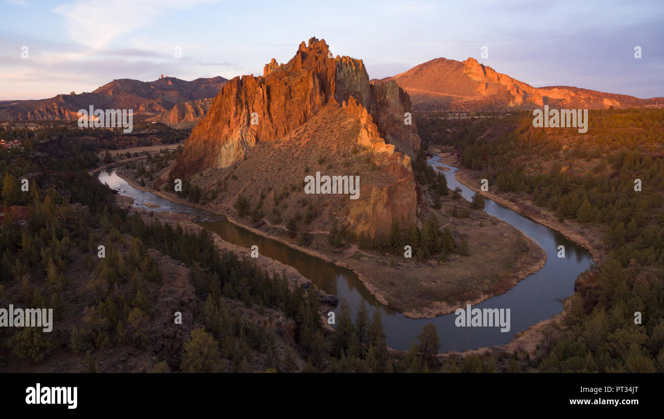 Vista aerea al tramonto di Smith Rock nel centro di Oregon e il tortuoso fiume Foto Stock