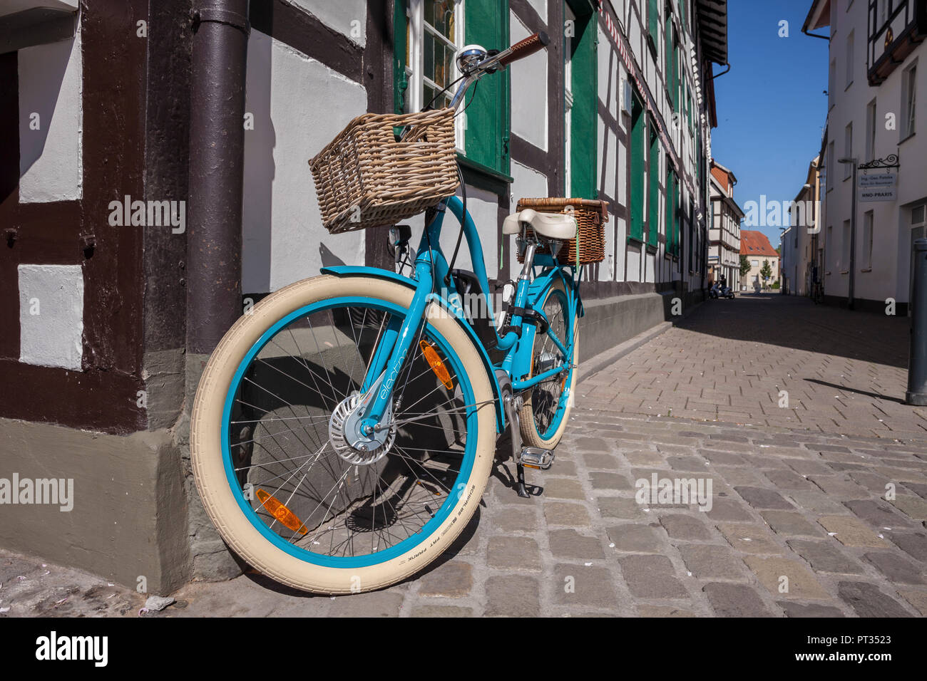 Eco-friendly all interno della città in bicicletta nella città medievale di Soest, Germania, Foto Stock