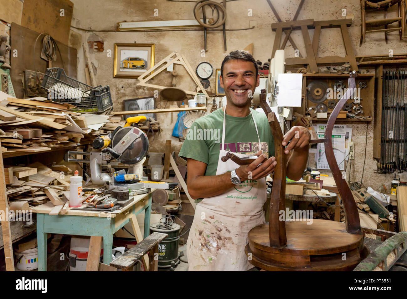 Amichevole conservatore tradizionale nella sua vecchia officina, rare old-style di business, Cagliari, Sardegna, Italia Foto Stock