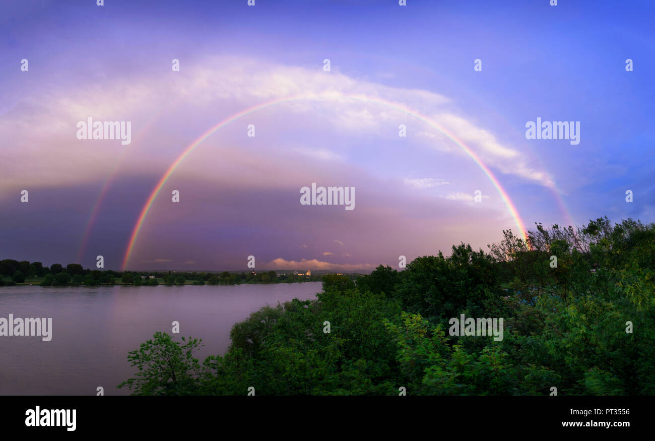 Doppio arcobaleno sul fiume Reno, preso dal ponte di Bonn, Germania Foto Stock