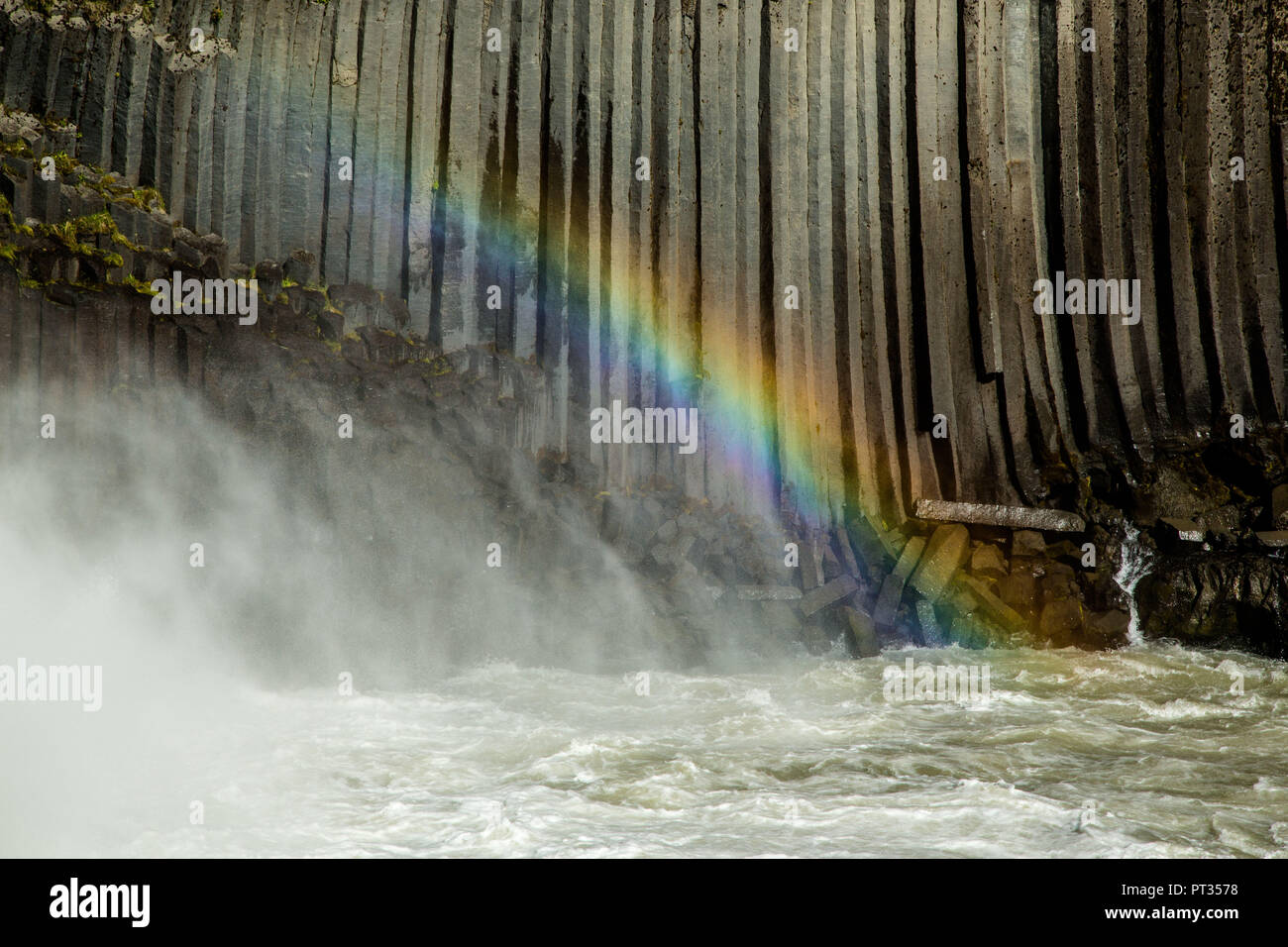 Rainbow a Aldeyjarfoss con colonne di basalto Foto Stock