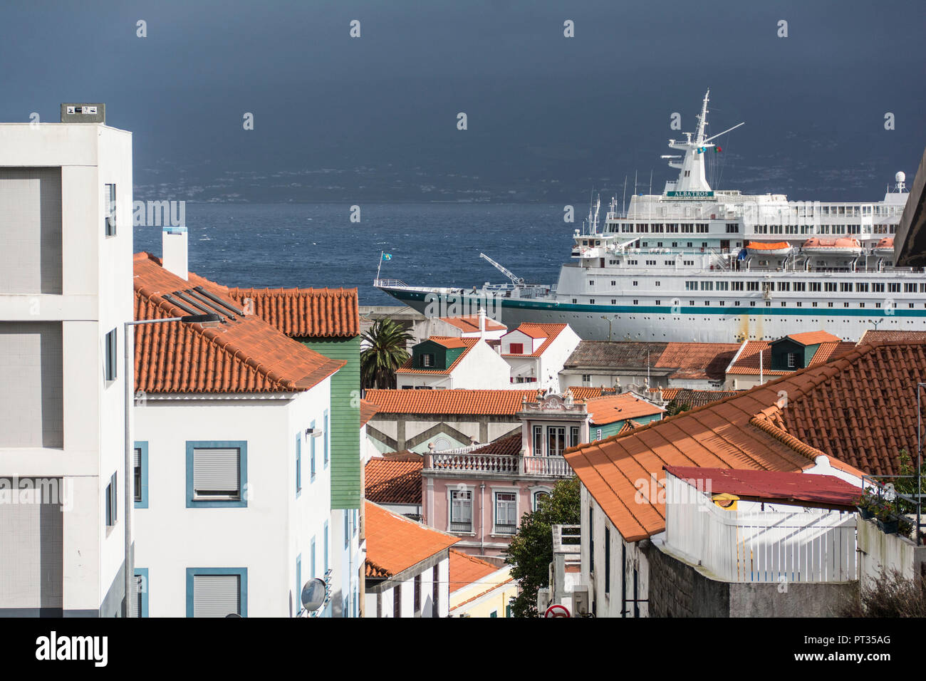 Vista di Horta con la nave da crociera Albatros sulle Azzorre isola Faial Foto Stock