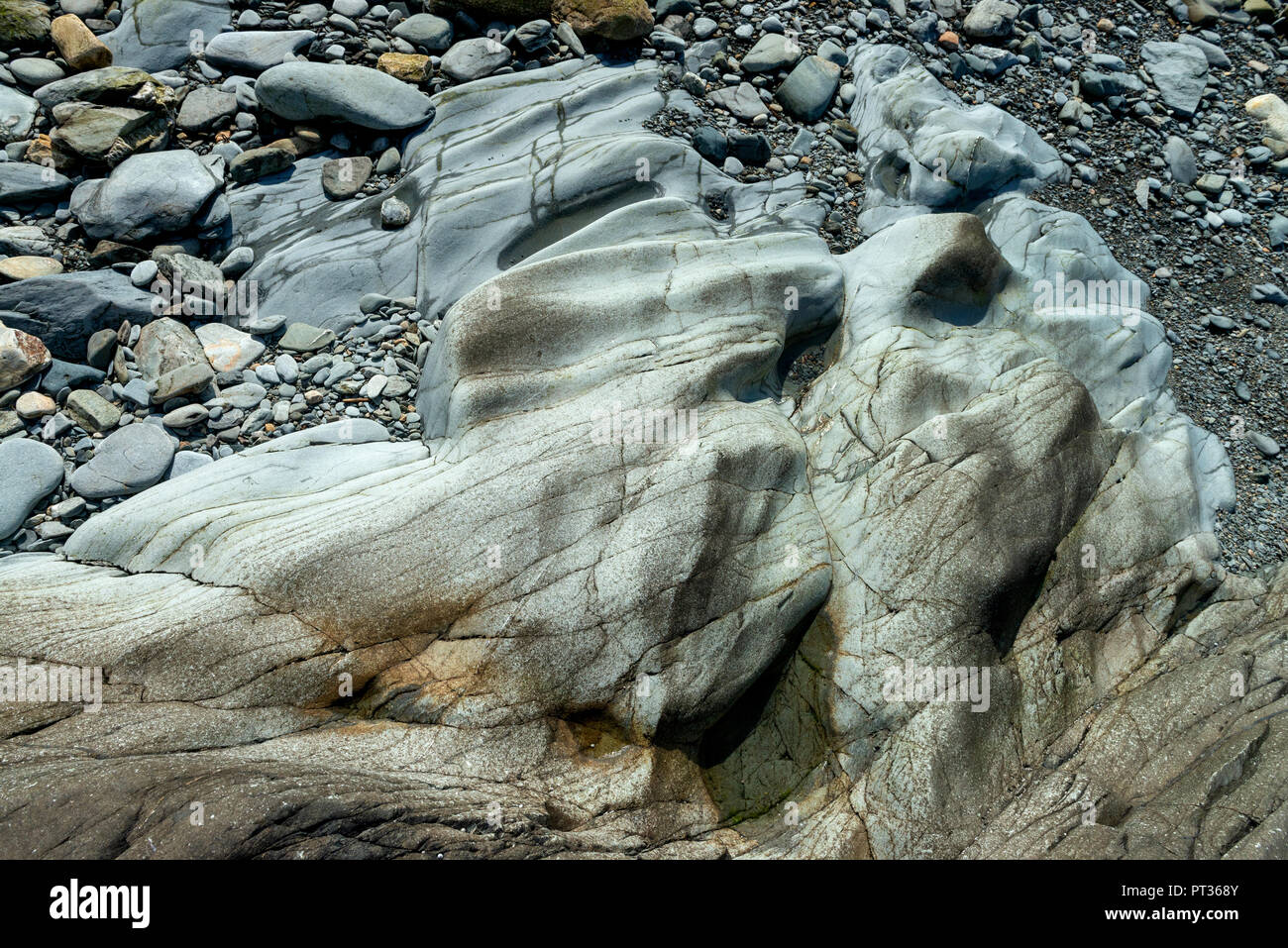 Irlanda, Connemara, Inishboffin isola, Inis Bo Finne (Isola della vacca Bianca) formazione di roccia sulla spiaggia Foto Stock