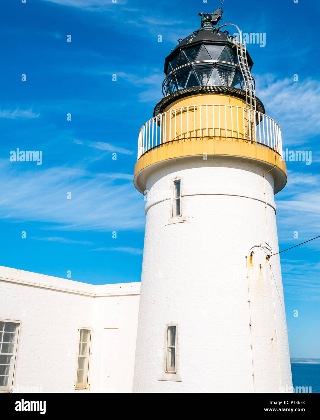 Fidra faro, disattivato Stevenson faro, Fidra Isola, Firth of Forth, Scotland, Regno Unito con il blu del cielo Foto Stock