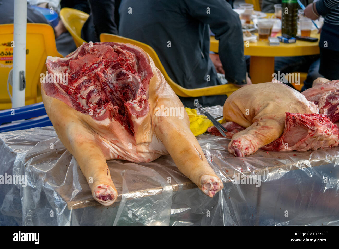 Le materie macellata caucus di un maiale che stabilisce in modo automatico su un foglio di materia plastica ricoperta la tabella in alto a sinistra fuori all'aperto. Foto Stock