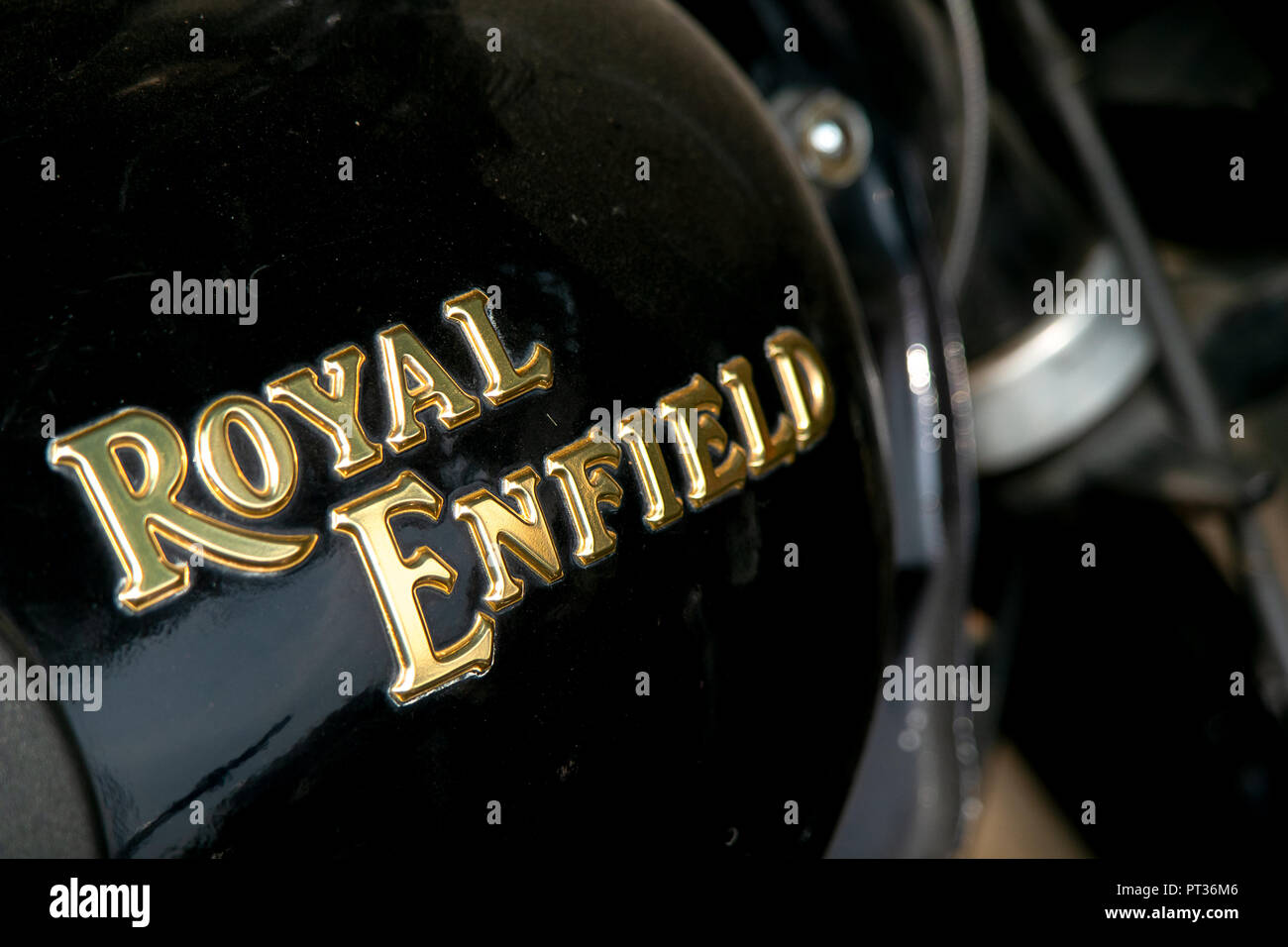Una chiusura dell'oro del lettering del famoso marchio moto Royal Enfield monogramma sul serbatoio del carburante di uno di loro moto. Foto Stock