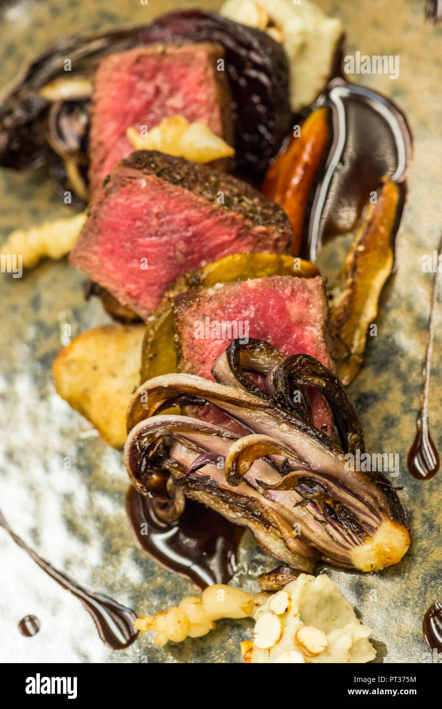 Asciugare invecchiato bistecca di manzo, piatto esclusivo nella locanda zum Löwen, Tesimo, Valle dell Adige, Alto Adige, Italia Foto Stock