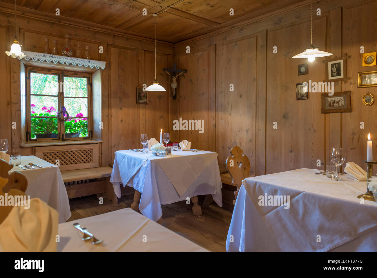 Piccolo salone con il ristorante a la carte, Hotel Heubad, Fiè allo Sciliar, Alto Adige, Italia Foto Stock