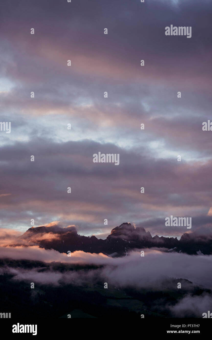 Alpi di Kitzbühel in serata sole con molte nuvole Foto Stock
