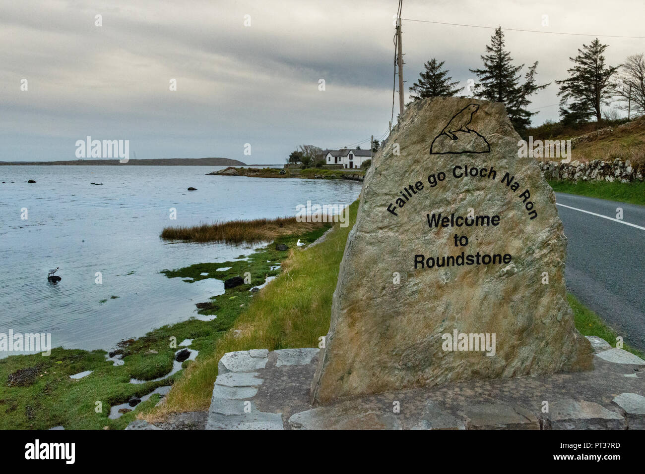Guarnizione di tenuta del Rock, ingresso al villaggio irlandese di Roundstone in Connemara. (Irish: Cloch na Rón, significato 'seal rock) è un villaggio sull'occidente. Foto Stock