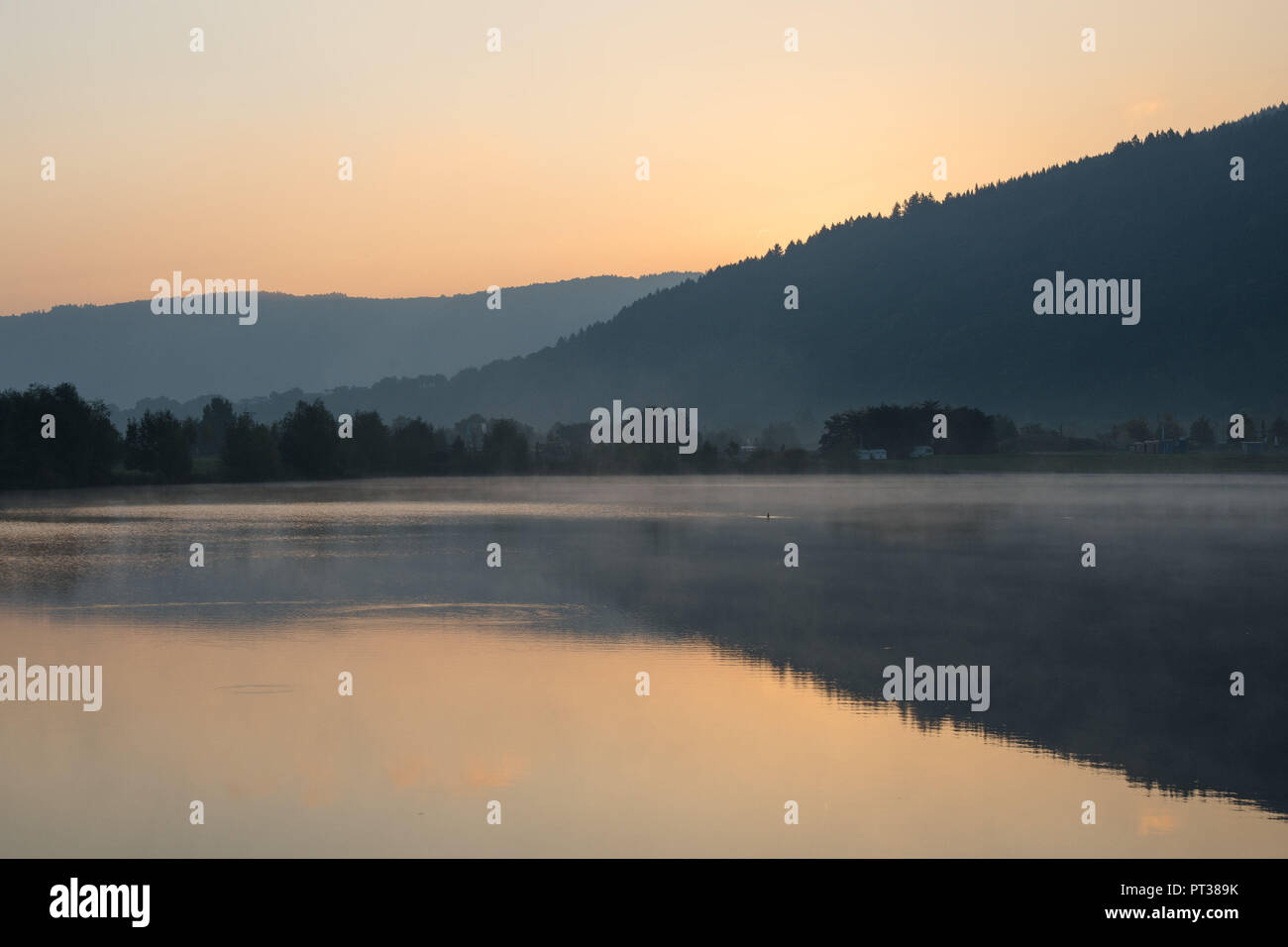 Vista di un lago in la mattina presto prima del sorgere del sole. Foto Stock