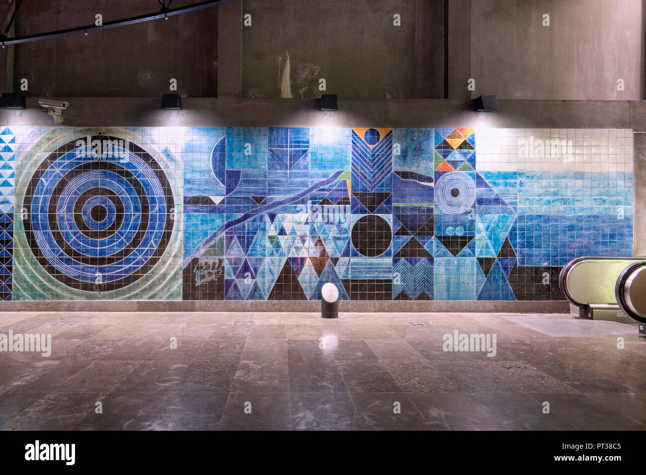 Il Portogallo, Lisbona, Lisbona Estação do Oriente, artistico progettato parete piastrellata nella stazione della metropolitana Foto Stock