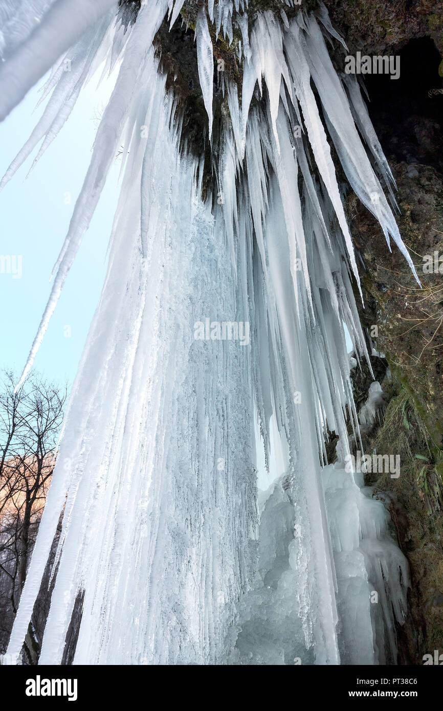 Germania, Bad Urach, gelido cascata invernale Foto Stock