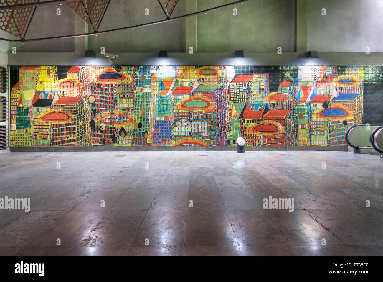 Il Portogallo, Lisbona, Estação do Oriente, parete piastrellata motif, Hundertwasser Foto Stock