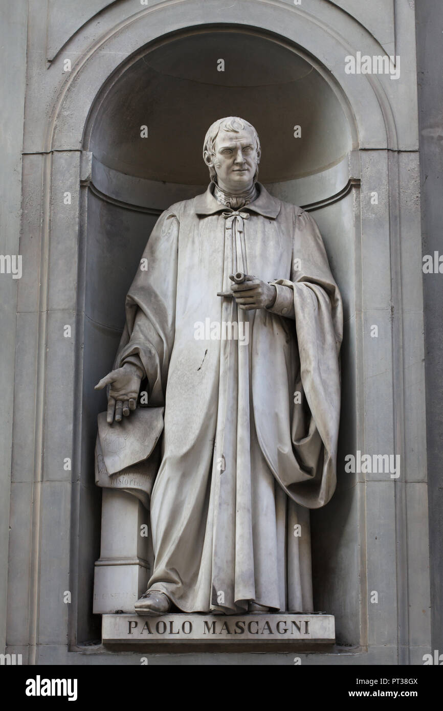 Medico italiano Paolo Mascagni. Statua in marmo da scultore italiano Lodovico Caselli sulla facciata della Galleria degli Uffizi (Galleria degli Uffizi di Firenze, Toscana, Italia. Foto Stock