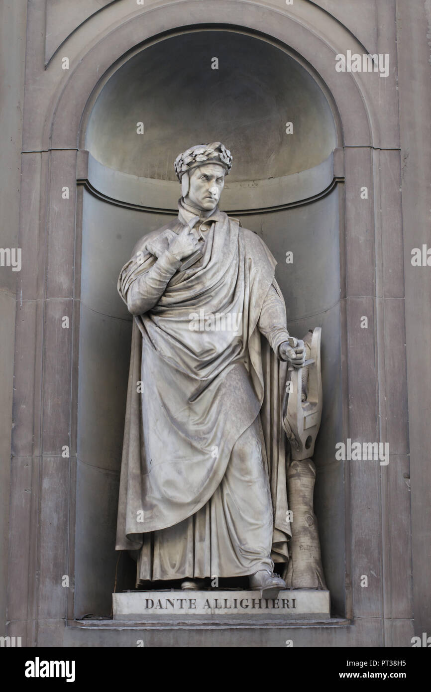 Medievale italiana poeta Dante Alighieri. Statua in marmo da scultore italiano Paolo Emilio Demi sulla facciata della Galleria degli Uffizi (Galleria degli Uffizi di Firenze, Toscana, Italia. Foto Stock