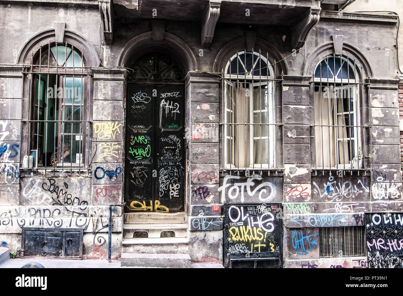 La facciata della casa, graffiti, Istanbul, Beyo?lu Foto Stock