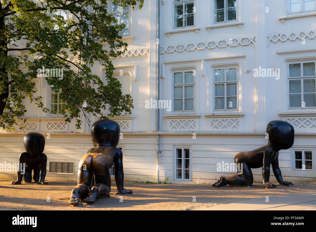 Europa, Repubblica Ceca, Praga, David Cerny - lo strisciamento dei neonati a Kampa Park Foto Stock